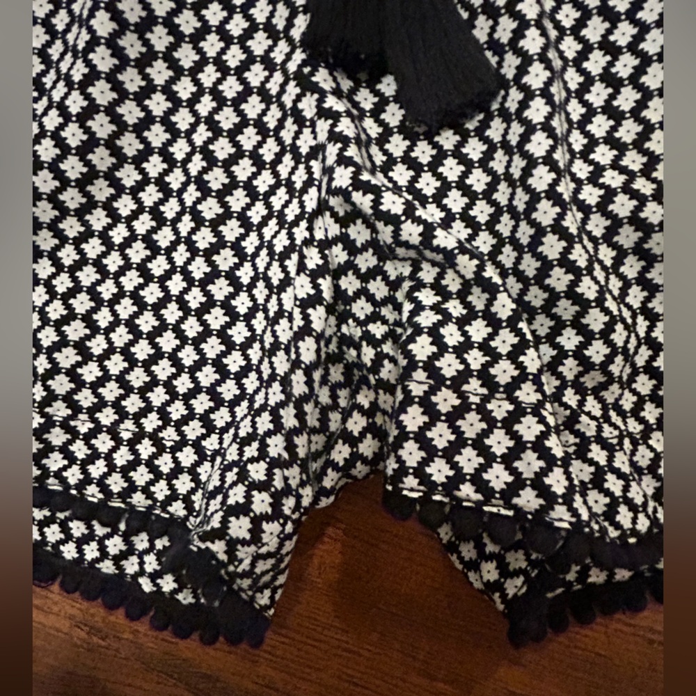 a.n.a Women’s Small Black White Geometric Pattern Pom Trim Tassle Tie Shorts - Picture 6 of 8